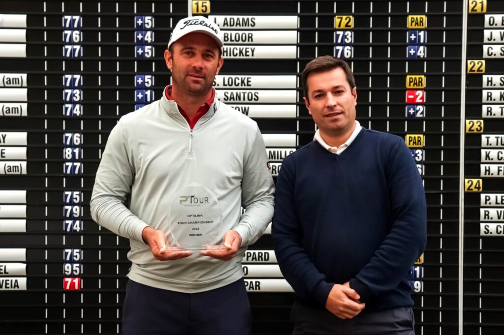 Ricardo Santos winner of the Optilink Tour Championship, received the award by António Gonçalves. Photo Berto Granja (1)