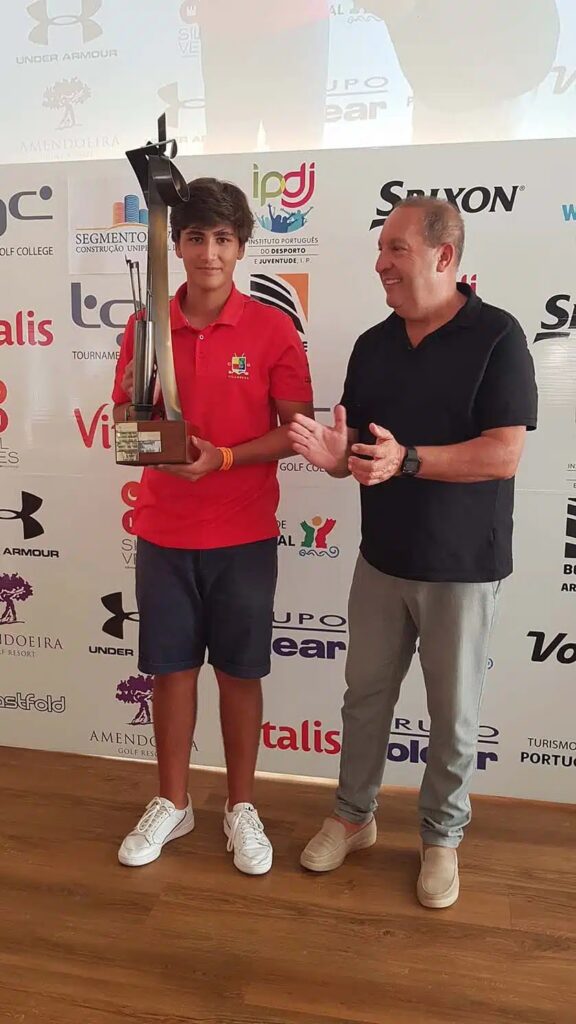 João Crasi Alves, the champion, received the cup from Custódio Moreno, from IPDJ Algarve, photo by Carlos Alves de Sousa