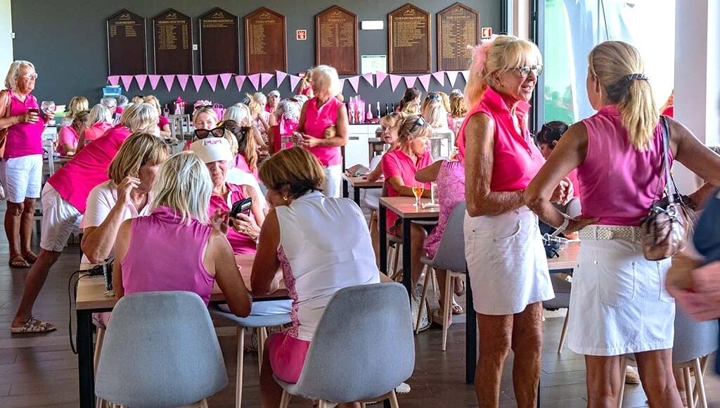 Pink Ladies Algarve - Pink Ladies in the clubhouse after the game