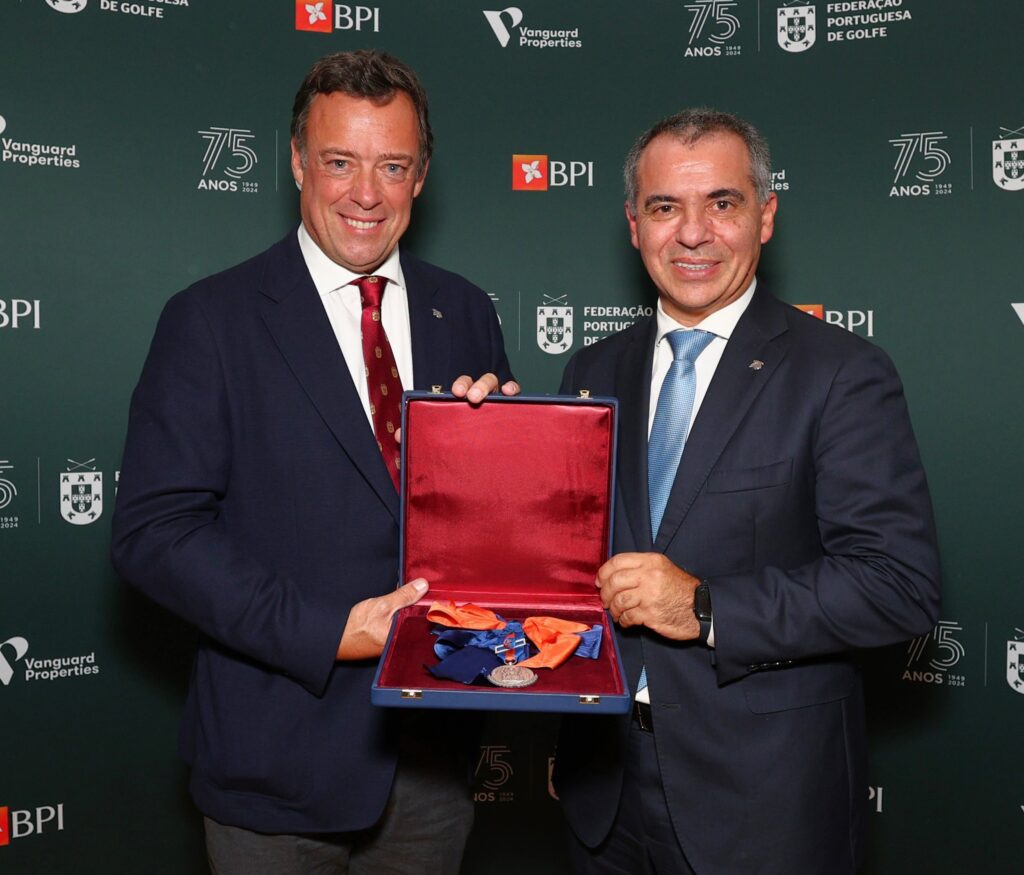 Presentation of the Medal of Sporting Merit to the FPG by the Secretary of State for Sport, Pedro Dias, collected by Portuguese Golf Federation President, Miguel Franco de Sousa