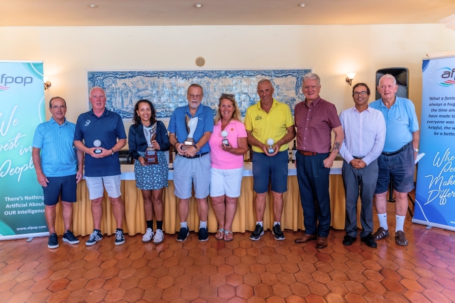 Henrique Pinheiro (CEO, MEDAL), Stephen Je ers (3rd Male), Farida Limo (1st Female), Roger Yates (1st Male), Ashley Mortimer (3rd Female), Philippe Blanchard (2nd Male),
Michael Reeve (CEO, afpop), Jorge Ferreira (Golf Director, Penina Hotel & Golf Resort), Doug Ecob (Golf For Greys).