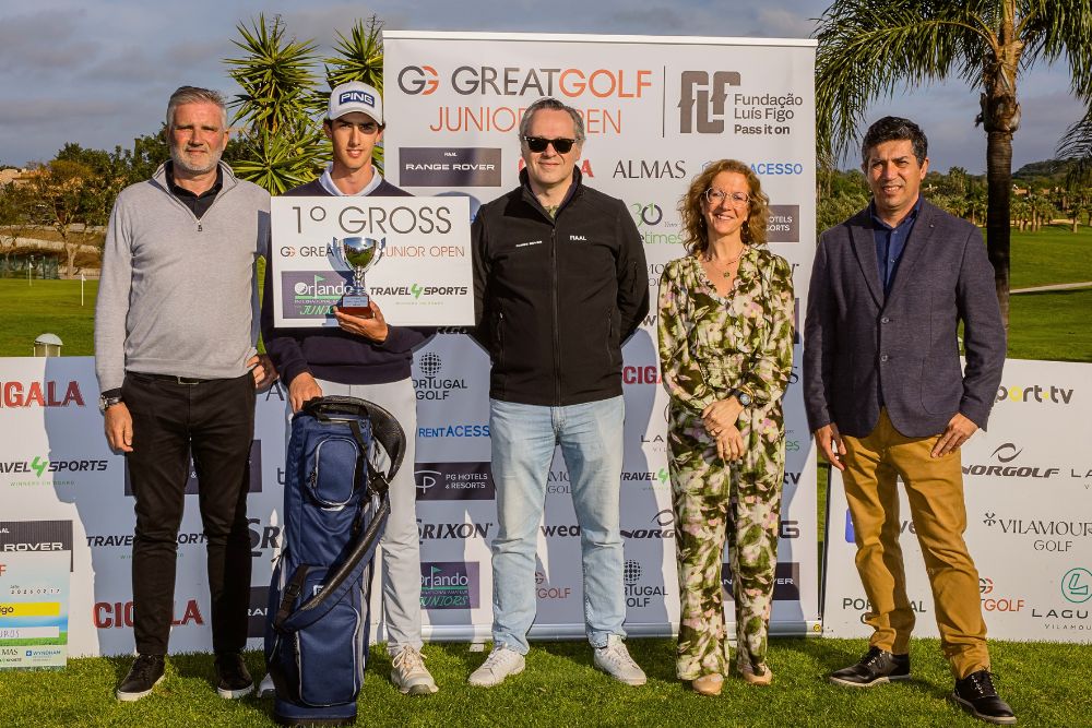 Diogo Rocha, the champion, with all the dignitaries, photograph by Daryl Gabin